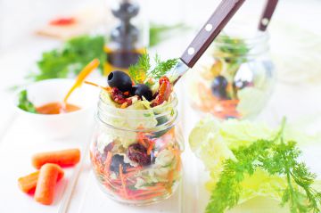 Salade jar aux olives, tomates séchées et mozzarella