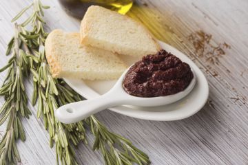 Tapenade aux olives noires et crème fraîche