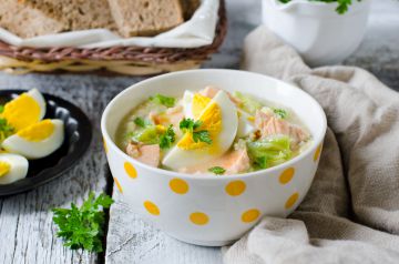 Soupe de millet au saumon, poireaux et à l’œuf dur