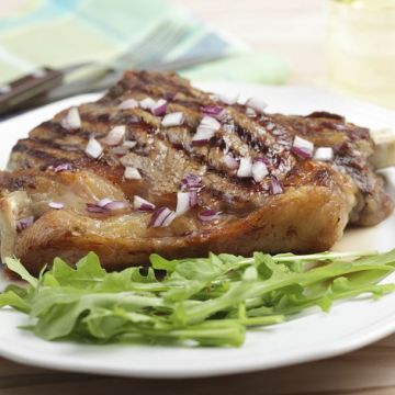 Côte de boeuf grillée, sauce choron et potatoes épicées