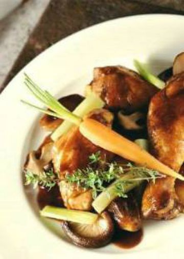 Poulet au vin rouge aux légumes et aux champignons