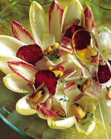 Salade d'endives aux moules et aux chips de betterave 