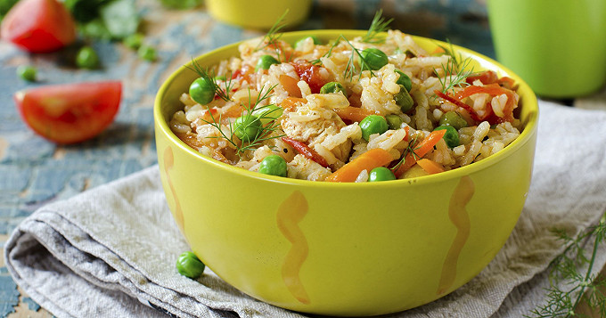 Riz pilaf au poulet, carottes et petits pois (Crête)