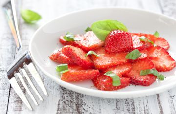 Carpaccio de fraises au sirop de basilic