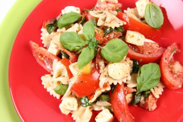 Farfalles aux tomates, mozzarela et basilic 