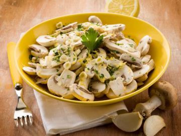 Salade de champignons crus au  yaourt