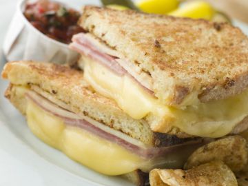 Croque-monsieur aux pommes, gruyère fondu et jambon blanc