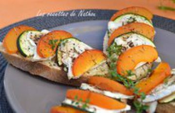 Crostini aux abricots, courgette et fromage de chèvre