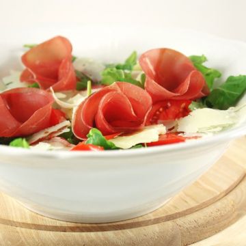 Salade de chèvre chaud et copeaux de jambon serrano