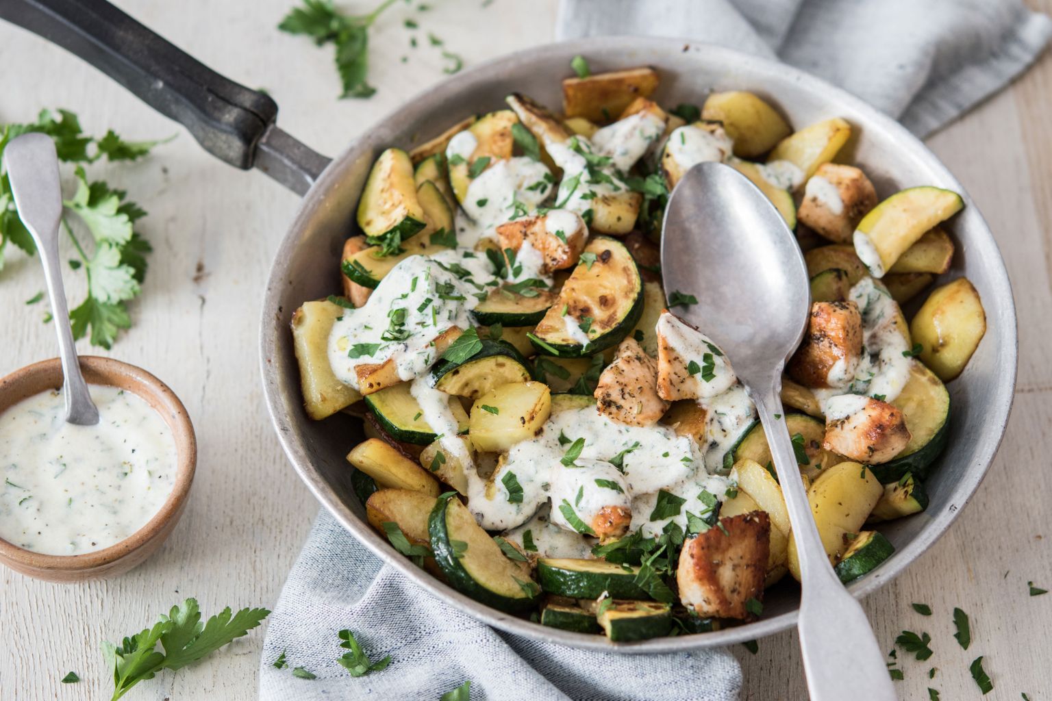 Sauté de poulet et sauce yaourt aux herbes