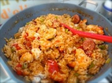 Jambalaya de poulet, crevettes et saucisses fumées