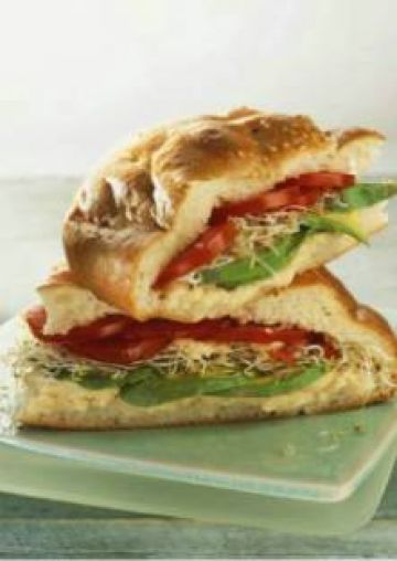 Sandwich à l'alfalfa et aux tomates