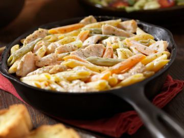 Poêlée de penne au poulet et aux petits légumes