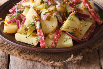 Salade de pommes de terre aux lardons et moutarde à l'ancienne