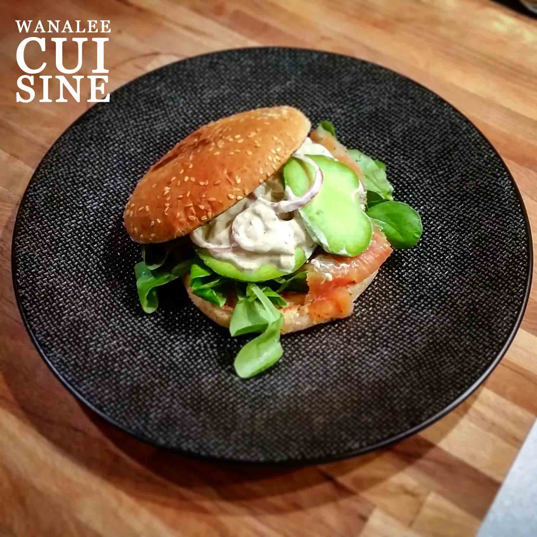 Burger au saumon fumé et avocat