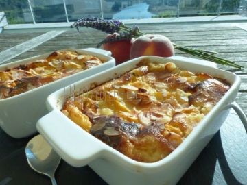 Flognarde aux pêches et aux amandes