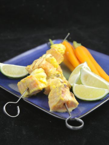 Brochettes de poissons marinés et grillés