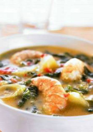 Soupe créole de crevettes et légumes au lait de coco