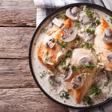 Suprême de pintade aux champignons sauce au vin blanc