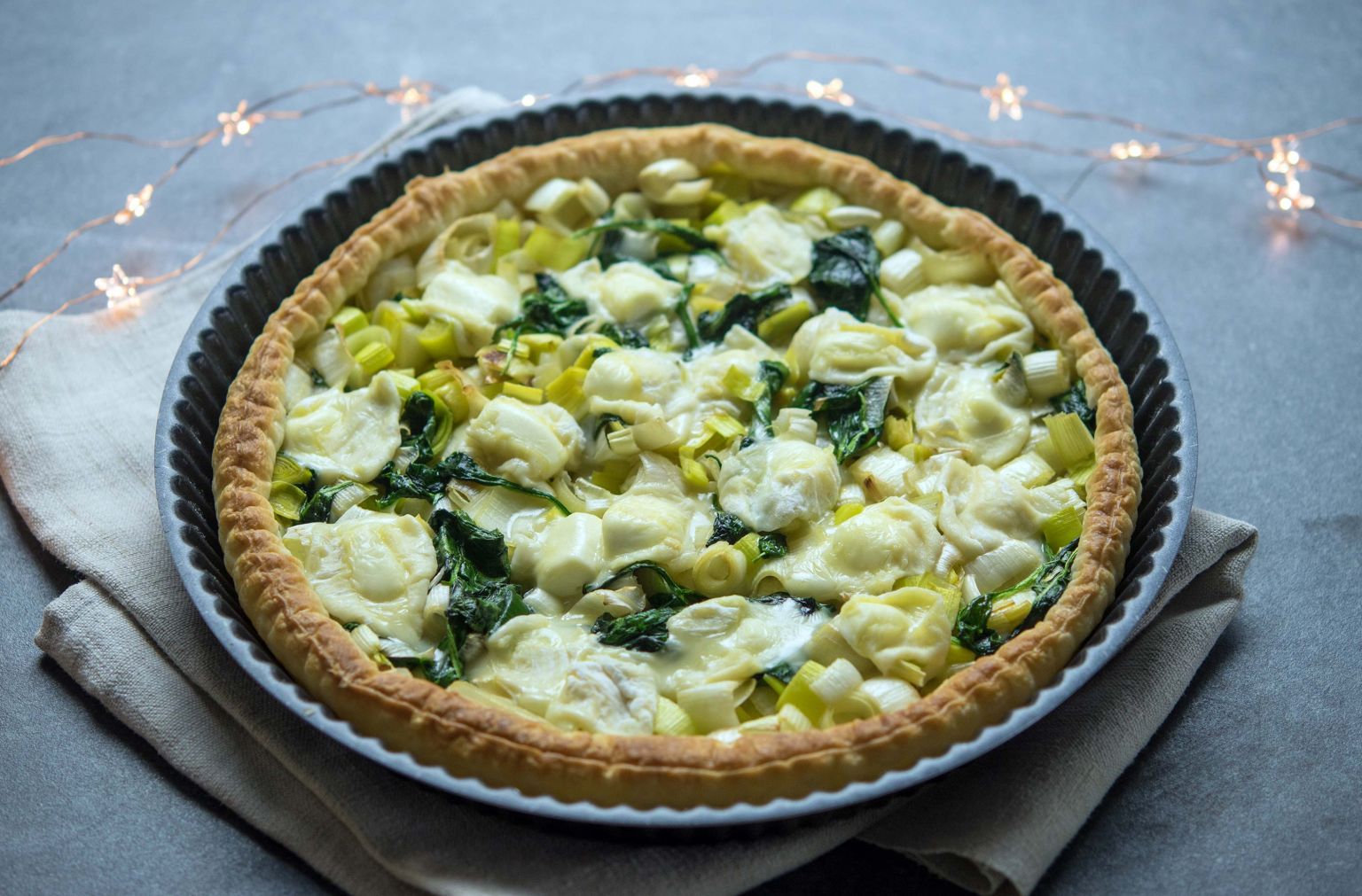 Tarte au saint-marcellin, poireaux et épinards