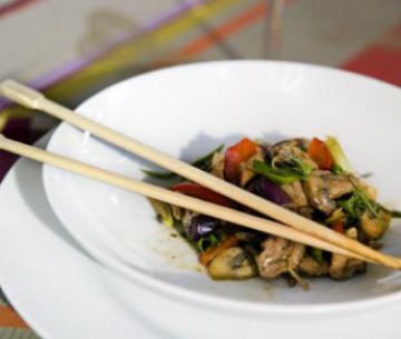 Wok d’échine de porc, aux légumes et à la citronnelle