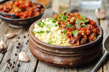 Millet cuit à l’aubergine et sauce tomate épicée