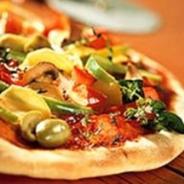 Pizza aux légumes et au jambon