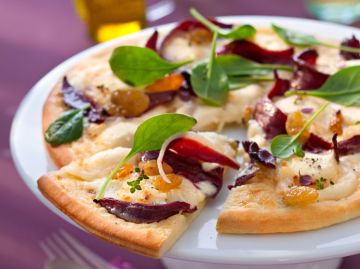 Pizza au magret fumé, chèvre et miel