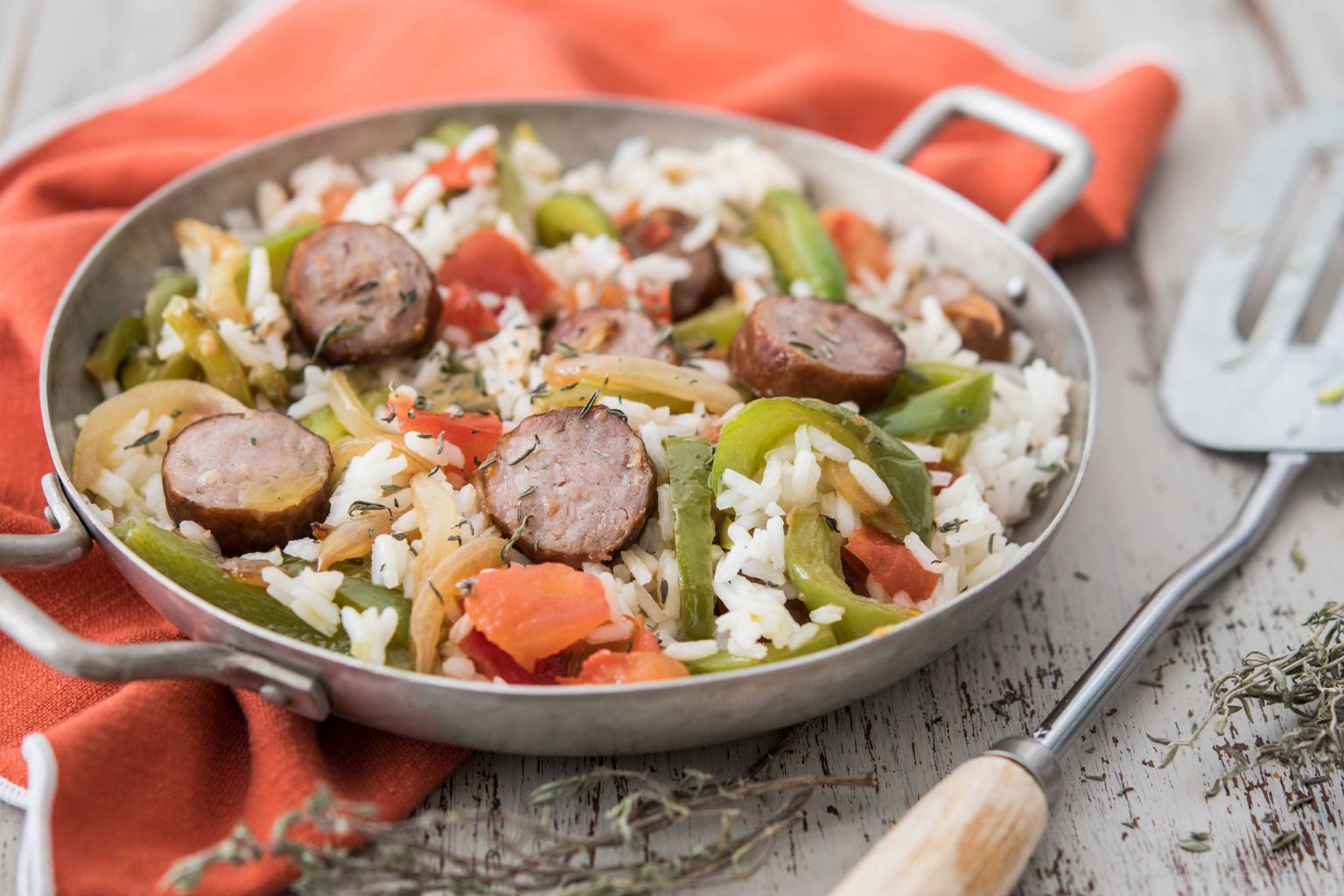 Riz sauté aux saucisses fumées et au thym