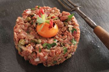 Tartare au bœuf, cornichon et câpres maison