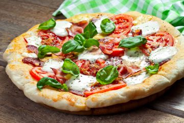 Pizza tomates, salami et mozzarella