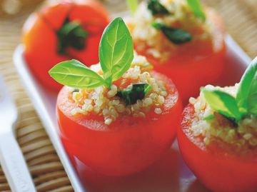 Tomates farcies au quinoa, parfumées au basilic