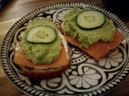 Tartine saumon avocat et fromage blanc