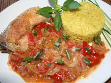 Cuisse de poulet grillée, tomate et basilic du jardin