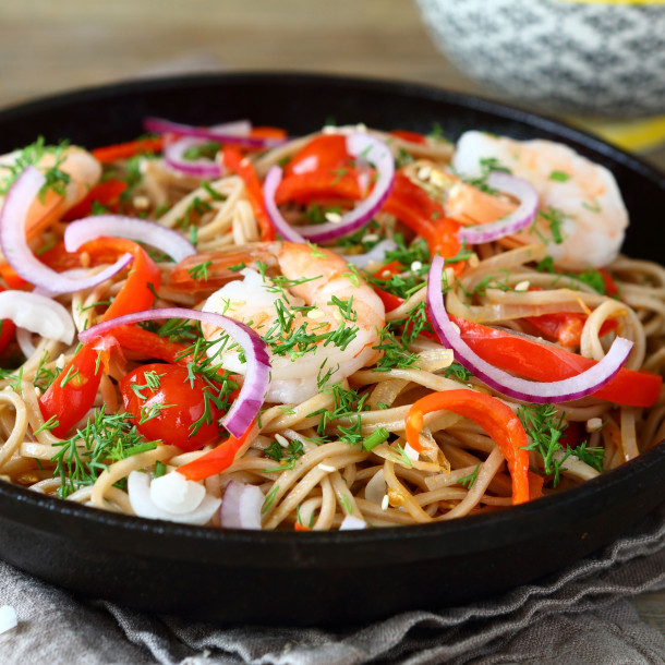 Wok de nouilles sautées aux crevettes et légumes