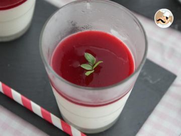 Panna cotta à la vanille et son coulis de framboises