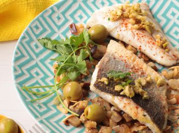 Filet de bar piqué à l’olive verte, mitonnée d’aubergines et amandes torréfiées