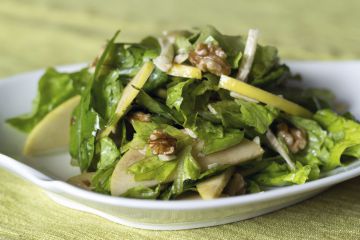 Salade verte aux pommes et aux noix