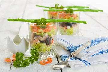 Verrines crevettes, saumon et avocat aux olives