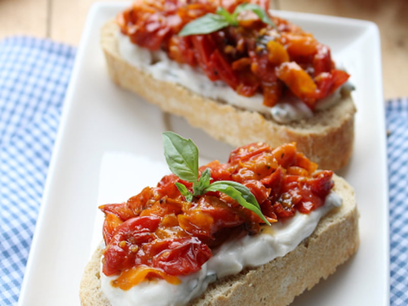 Bruschetta à la ricotta-basilic et compotée de tomates