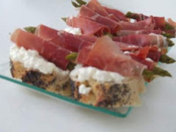 Canapé d'asperges rôties au fromage frais et au jambon cru