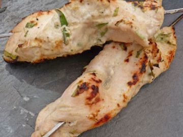 Brochettes d'escalopes de dinde marinées au yaourt 0% et parfumées à l'estragon