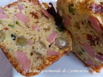 Cake salé aux saucisses de Strasbourg et courgettes 