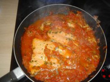 Saumon à la tomate et aux herbes