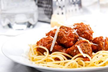 Spaghetti aux boulettes et à la sauce tomate