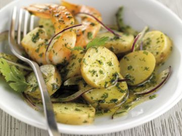 Salade de ratte aux gambas, à la coriandre et à l’oignon rouge