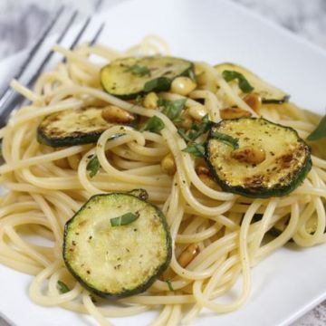 Spaghetti aux courgettes et pignons de pin