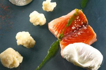 Pavé de saumon, chou-fleur et oeufs pochés, fromage blanc à la ciboulette