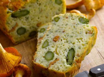 Cake  aux asperges et aux girolles