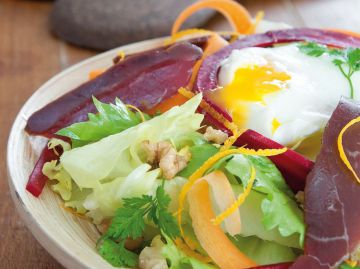 Salade d'automne, oeuf poché et magret fumé